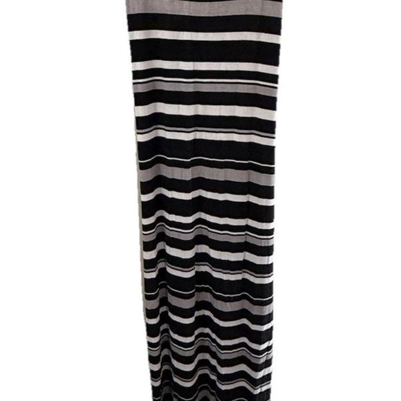 Striped Black and White Sleeveless Dress - Picture 3 of 8